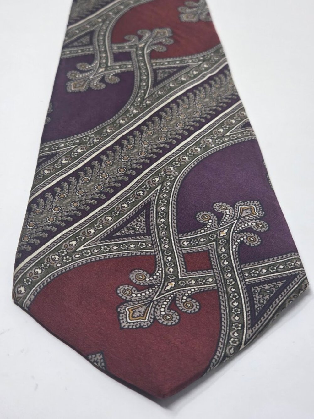 Lo-Bil Mens 55 Inch All Silk Necktie Burgundy Purple Paisley Made In USA